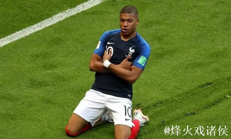 姆巴佩晒手拿全场MVP奖杯和比赛用球照片:团结 姆巴佩晒手拿全场MVP奖杯和比赛用球照片:团结